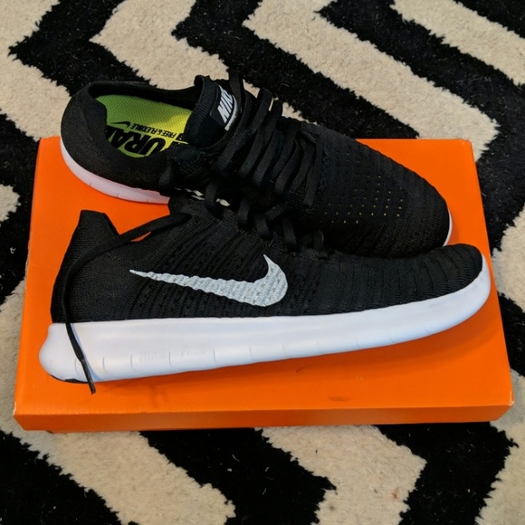 le scarpe nike mens libera rn flyknit taglia 9 nuove poshmark le scarpe nike mens libera rn flyknit taglia 9 nuove poshmark
